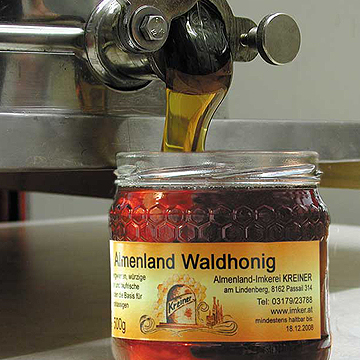 der honig wird abgefüllt