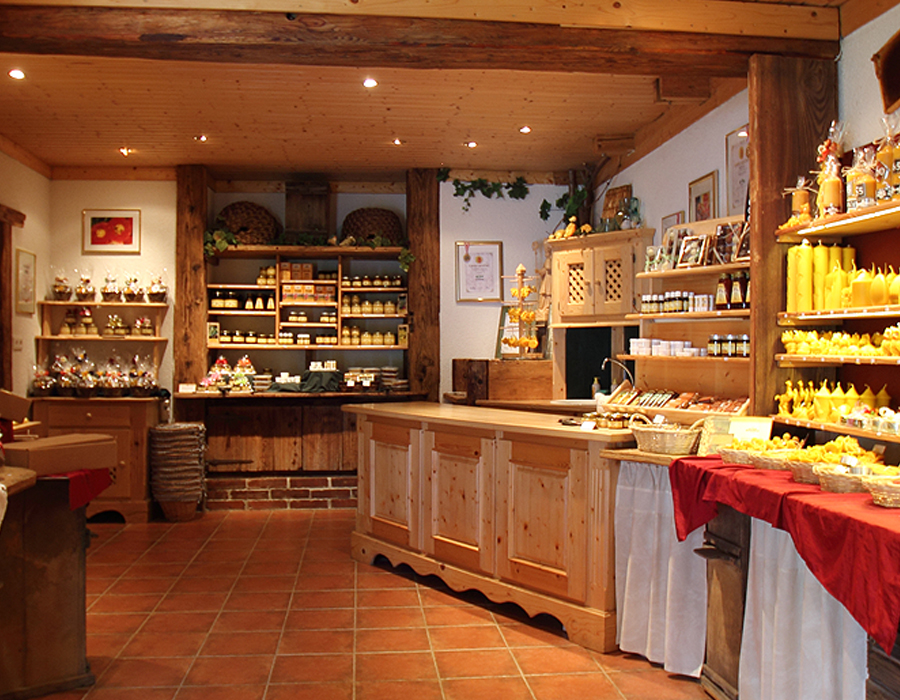 Einkaufen im Almenland-Honigladen