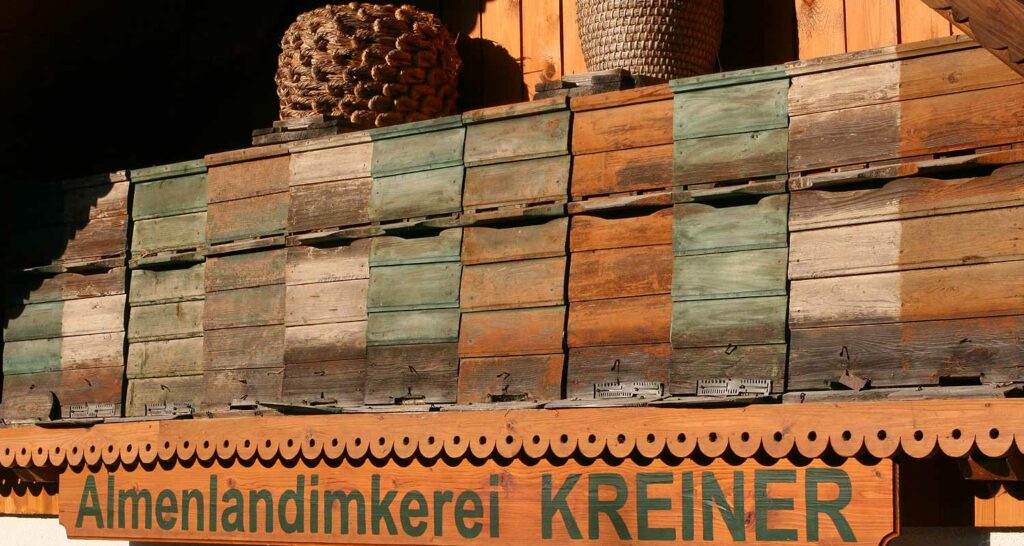 Almenland-Imkerei Kreiner hat noch alte Bienenstöcke